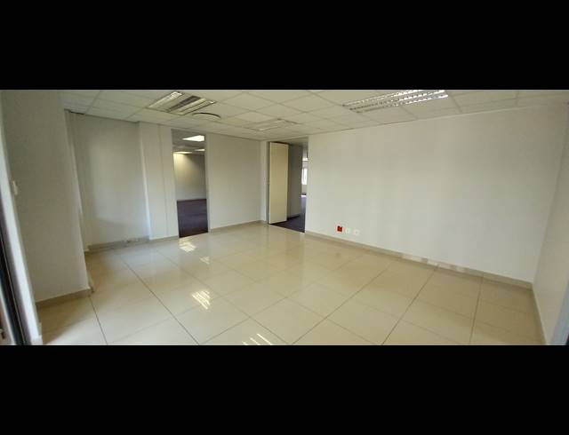 370M² OFFICE TO LET IN LYME PARK